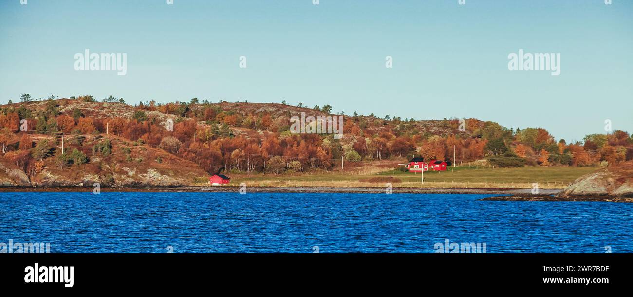 Paysage panoramique norvégien, vue côtière avec des maisons en bois colorées sur la côte de la mer rocheuse par une journée ensoleillée Banque D'Images