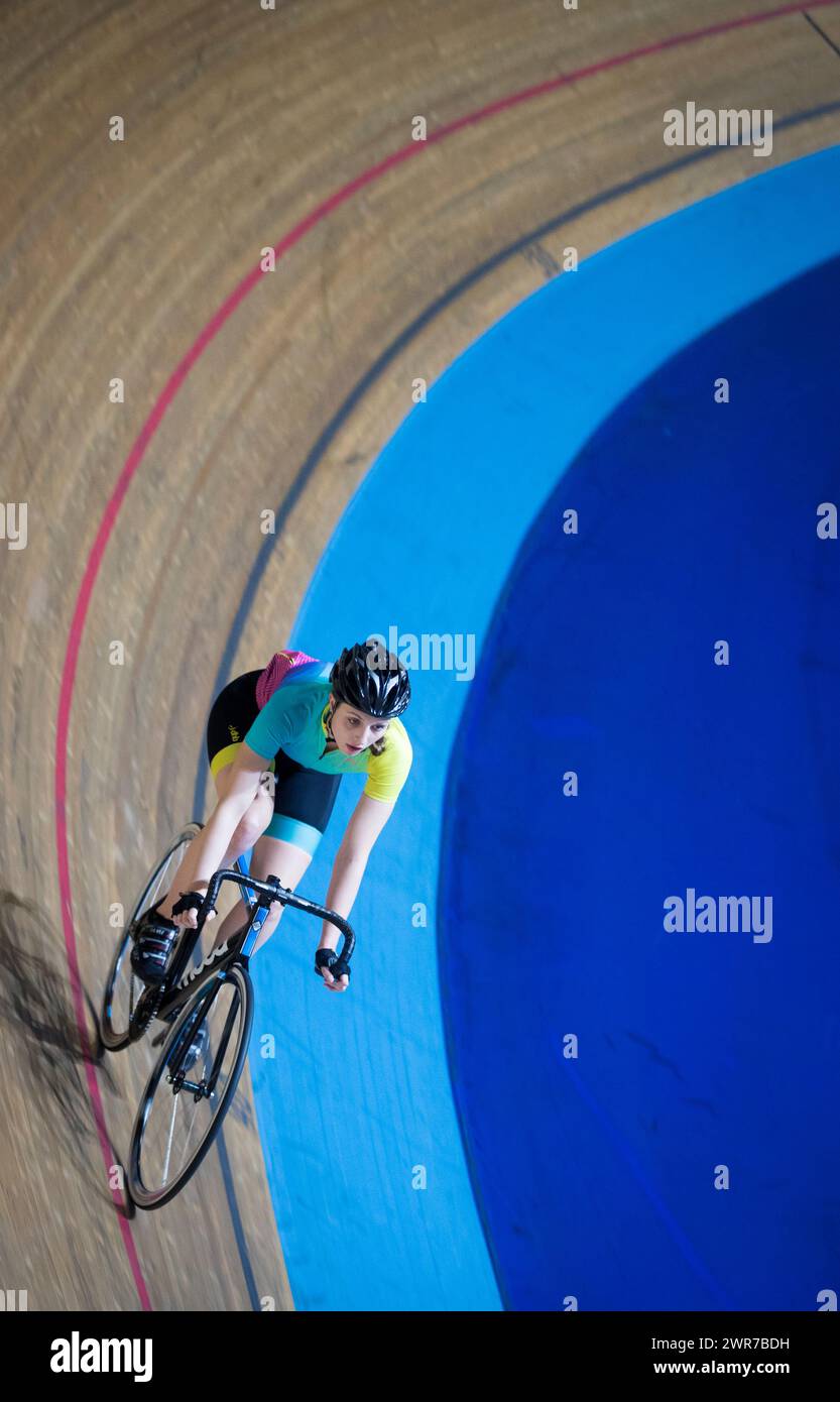 16/12/17 la cycliste amateur Chloe Kirkpatrick apprend à faire du vélo sur le vélodrome de Derby Arena, Derbyshire UK. Banque D'Images