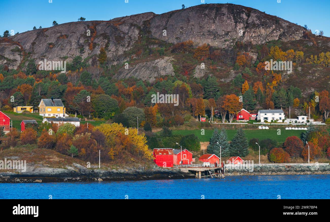 Les maisons et granges norvégiennes traditionnelles en bois se dressent sur la côte de la mer Banque D'Images
