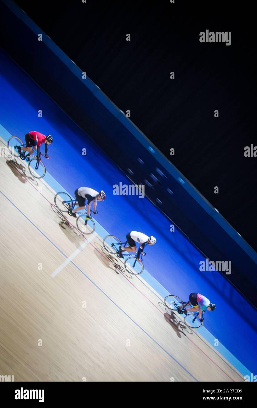 16/12/17 la cycliste amateur Chloe Kirkpatrick apprend à faire du vélo sur le vélodrome de Derby Arena, Derbyshire UK. Banque D'Images