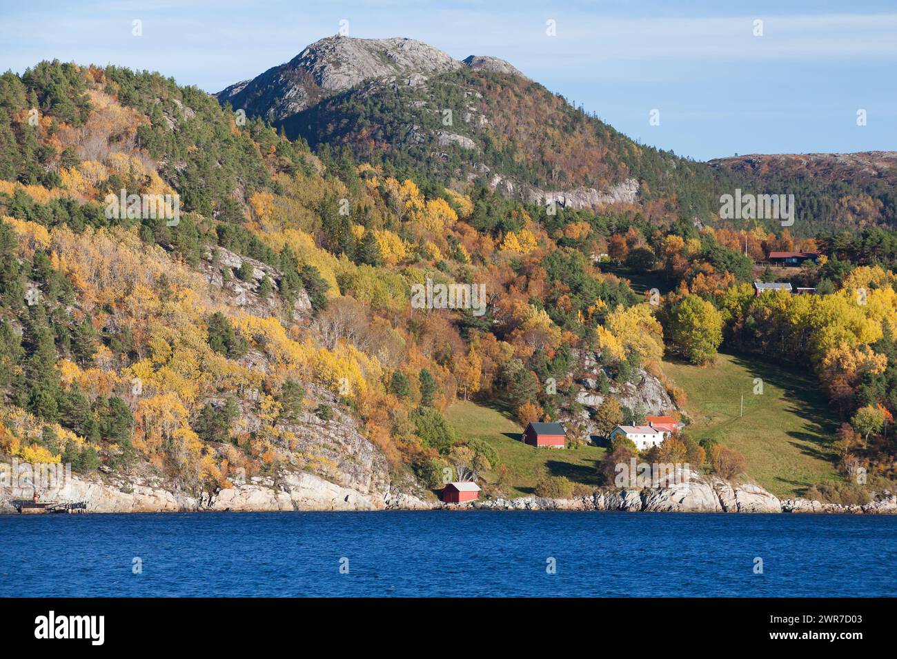 Paysage côtier norvégien, maisons en bois colorées sont sur une côte rocheuse Banque D'Images