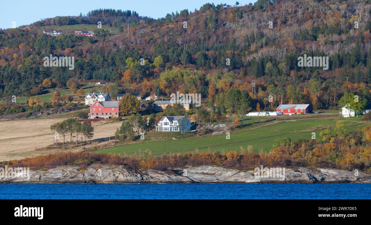 Paysage norvégien avec des maisons en bois colorées sur un littoral rocheux Banque D'Images
