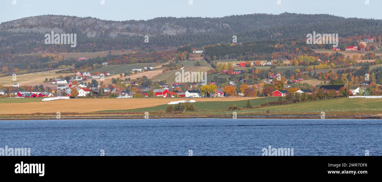 Paysage norvégien, photo panoramique avec des maisons en bois sur la côte de la mer Banque D'Images