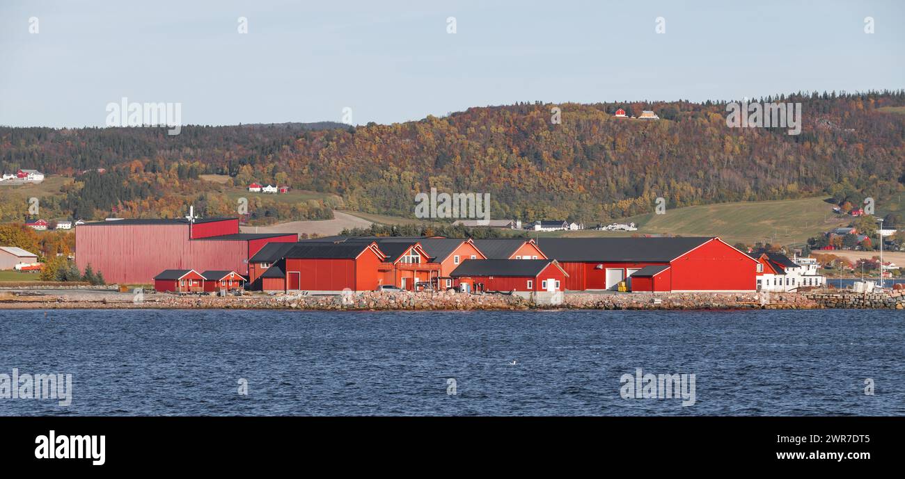 Paysage côtier norvégien avec granges en bois rouge, photo panoramique Banque D'Images