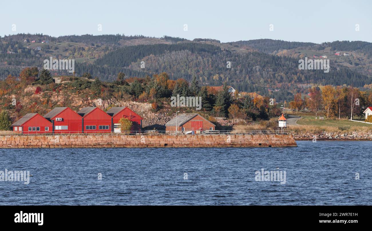 Paysage panoramique norvégien avec granges en bois rouge sur la côte de la mer Banque D'Images