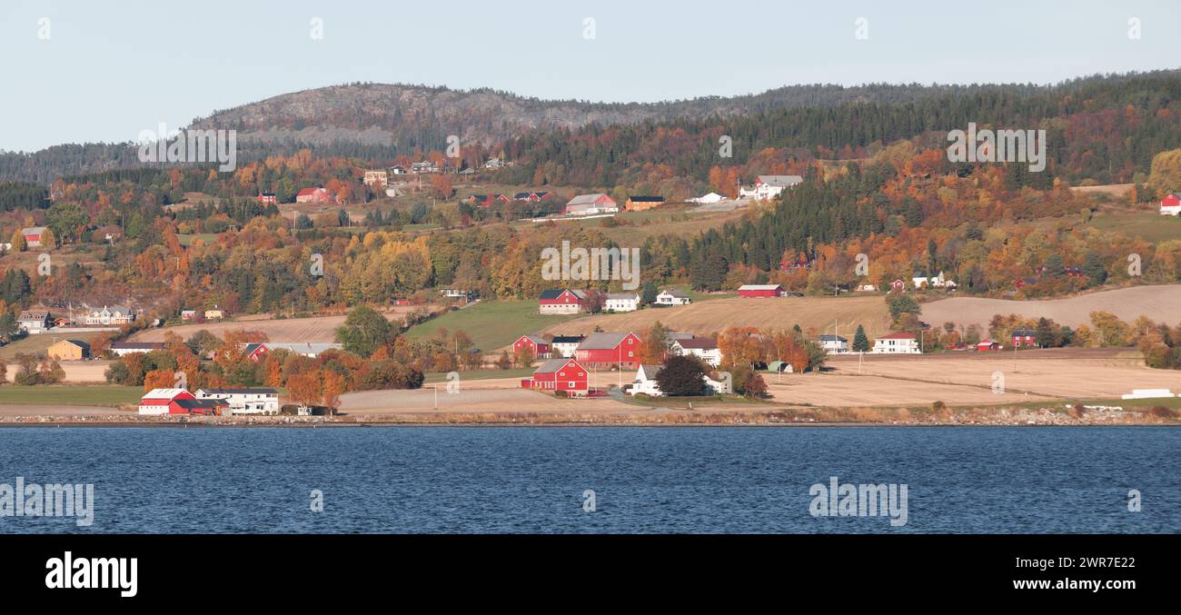 Paysage norvégien avec des maisons en bois sur une côte de fjord, photo panoramique Banque D'Images