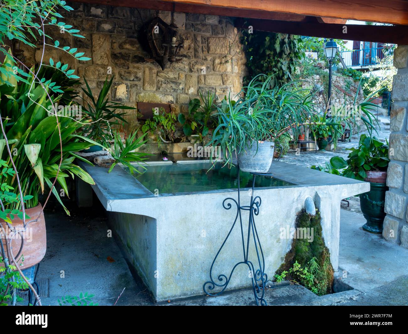Ancien lavoir dans un petit village dans les Alpes françaises du Sud Banque D'Images