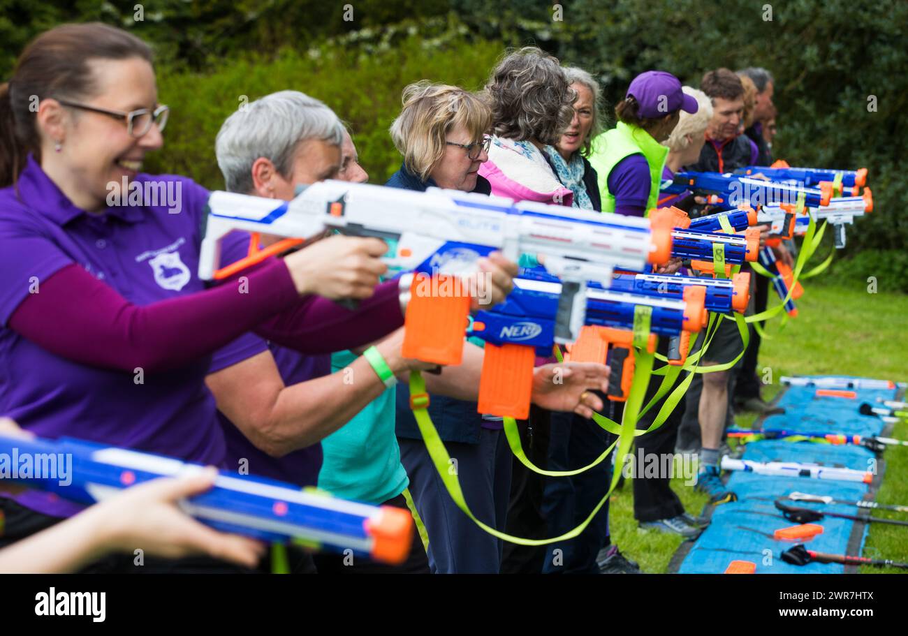 05/05/18 les marcheurs nordiques visent avec des pistolets nerf alors qu'ils participent à une compétition de tir, marche, tir, marche connue sous le nom de 'Binerflon' au Rustick Banque D'Images
