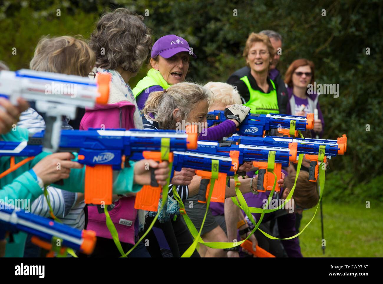 05/05/18 les marcheurs nordiques visent avec des pistolets nerf alors qu'ils participent à une compétition de tir, marche, tir, marche connue sous le nom de 'Binerflon' au Rustick Banque D'Images