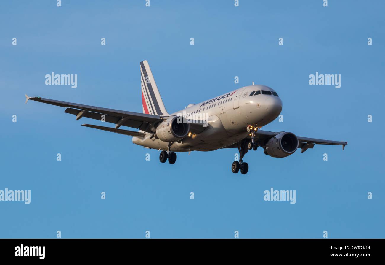 Zürich, Schweiz - 14. März 2022 : Ein Airbus A318-100 von Air France im Landeanflug auf den Flughafen Zürich. Enregistrement F-GUGJ. Banque D'Images