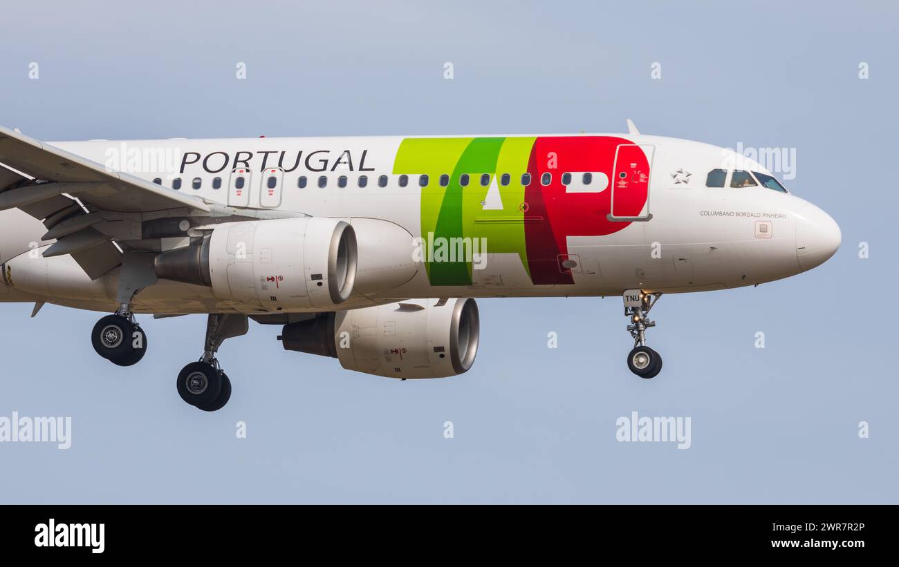 Zürich, Schweiz - 21. März 2022 : Ein Airbus A320-214 von TAP Air Portugal ist im Endlandeanflug auf den Flughafen Zürich. Enregistrement CS-TNU. Banque D'Images