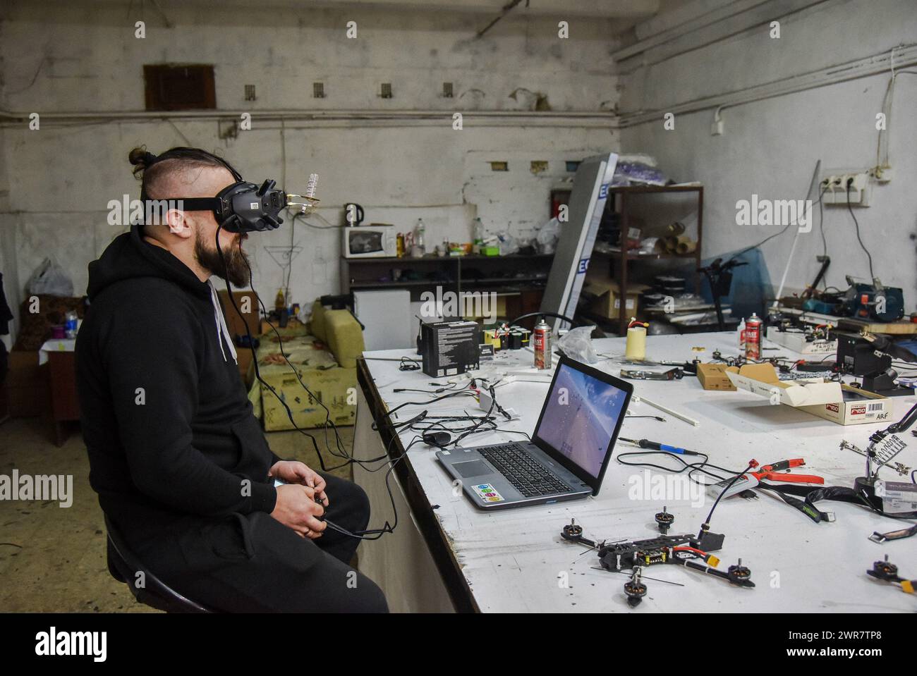 Lviv, Ukraine. 29 février 2024. Un homme apprend à piloter le drone FPV portant des lunettes de réalité virtuelle. À Lviv, Volunteers UNITE a commencé à assembler des drones FPV pour l’armée ukrainienne. Les gens suivent des cours spéciaux sur la façon d'assembler des drones. Ils achètent tous les composants pour drones avec leurs propres fonds et dons. Volunteers Unite a commencé à assembler des drones FPV pour l’armée ukrainienne à Lviv. Les gens suivent des cours spéciaux sur la façon d'assembler des drones. Ils achètent tous les composants pour drones avec leurs fonds et leurs dons. (Crédit image : © Pavlo Palamarchuk/SOPA images via ZUMA Press Wire) EDITORIA Banque D'Images