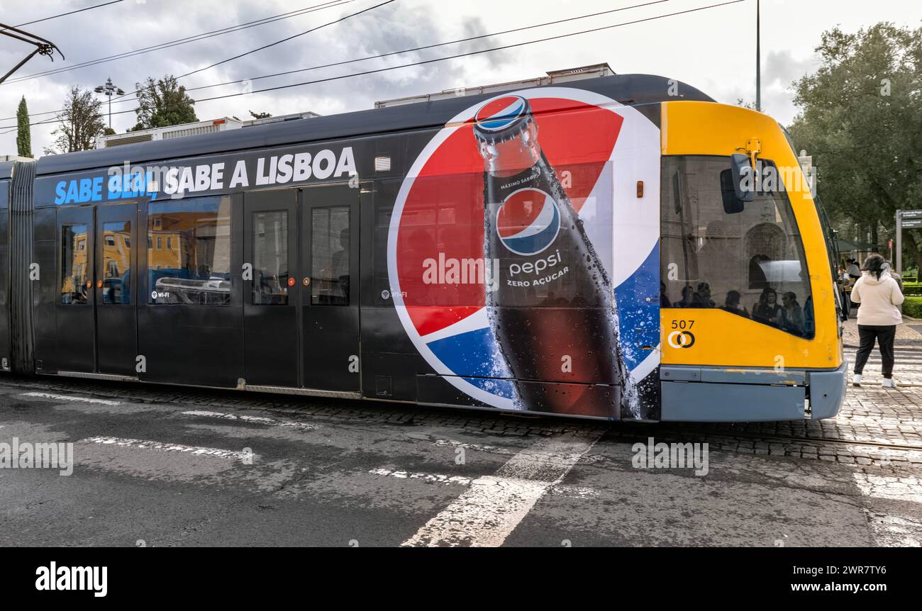 Lisbonne, Portugal tramway avec publicité de couleur vive Pepsi Banque D'Images