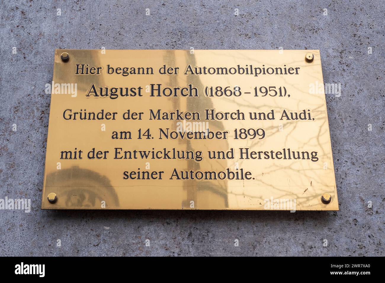 Dans le quartier d'Ehrenfeld à Cologne, à Venloerstrasse 293, il y a une plaque commémorant le fait qu'August Horch, qui plus tard a fondé Audi Banque D'Images