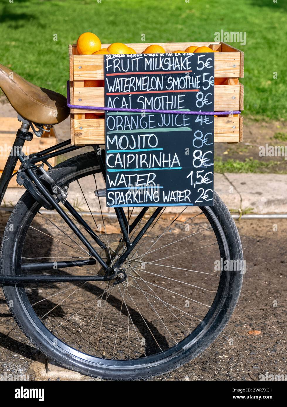 Signe sur le dos de vélo annonçant des boissons gazeuses, smoothies et mojitos, Lisbonne, Portugal Banque D'Images