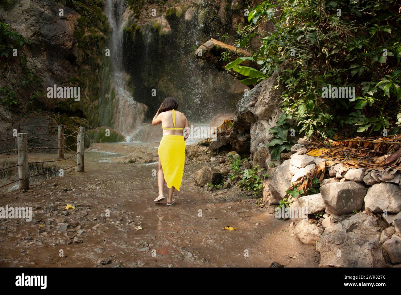 Jolie femme utilisant le paréo jaune et vikiny à l'intérieur de Hidalgo Mexique Banque D'Images
