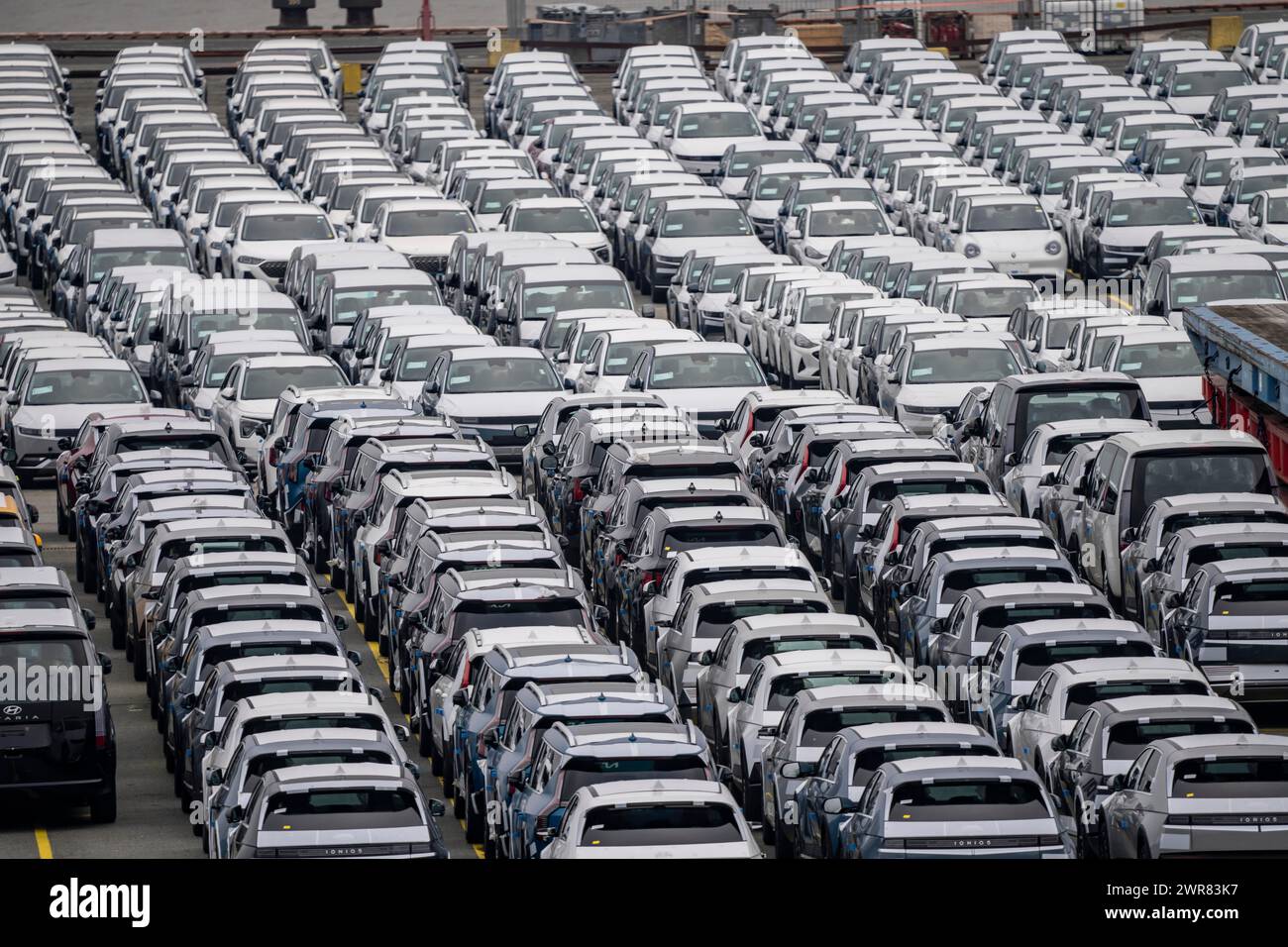 Place de parking pour véhicules d'importation, centaines de Hyundai Ioniq, voitures électriques, en attente de transport, au terminal à conteneurs EUROGATE Banque D'Images