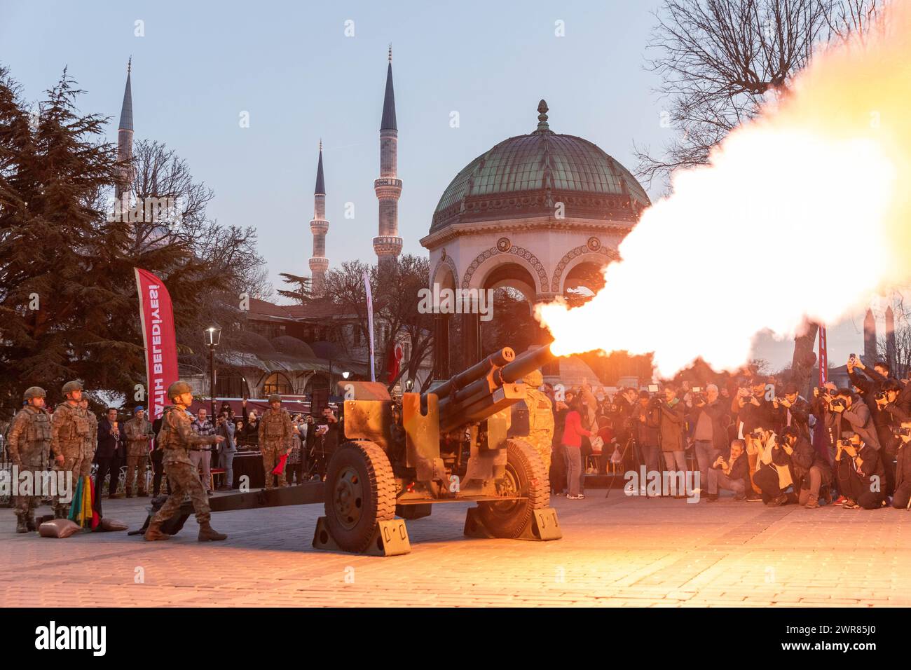 11 mars 2024 : Istanbul, Turquie, 11 mars 2024 : la tradition séculaire a persisté lorsque, pour la 201e année consécutive, le 47e Bataillon d'artillerie de brigade commando du 1er Commandement de l'armée a tiré le canon à l'heure d'iftar sur la place Sultanahmet à Istanbul. Le mois du Ramadan, dernier mois parmi les trois mois sacrés, souvent appelé le Sultan des onze mois, commencera le lundi 11 mars 2024. Pendant cette période, des millions de musulmans observent le jeûne et accomplissent avec diligence leurs devoirs religieux. (Crédit image : © Tolga Ildun/ZUMA Press Wire) USAGE ÉDITORIAL SEULEMENT! Pas pour Banque D'Images