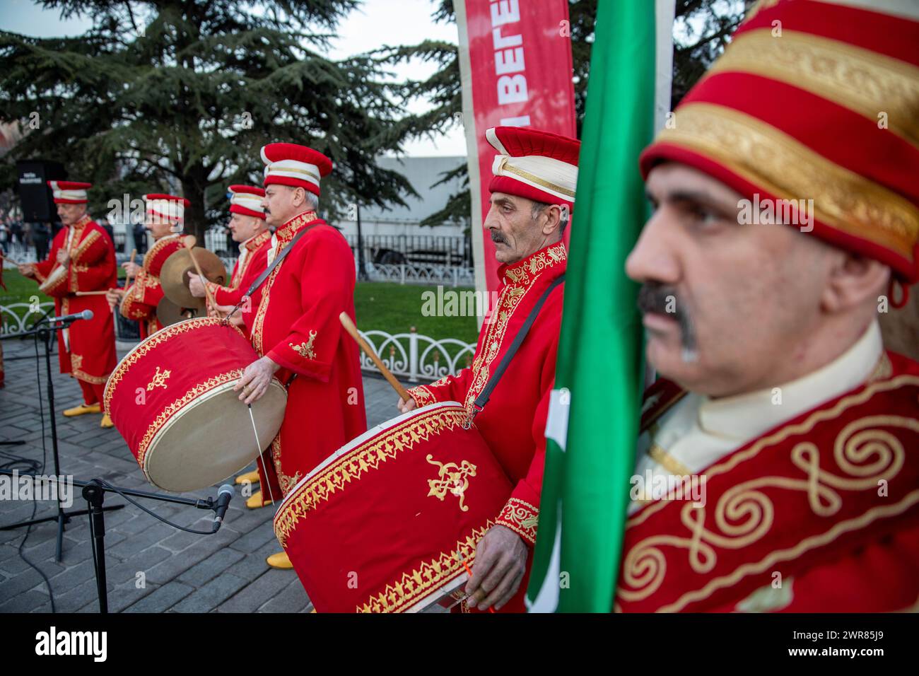 11 mars 2024 : Istanbul, Turquie, 11 mars 2024 : la performance du groupe Mehter a captivé l'attention de la foule à Sultanahmet Square attendait l'iftar. Le mois du Ramadan, dernier mois parmi les trois mois sacrés, souvent appelé le Sultan des onze mois, commencera le lundi 11 mars 2024. Pendant cette période, des millions de musulmans observent le jeûne et accomplissent avec diligence leurs devoirs religieux. (Crédit image : © Tolga Ildun/ZUMA Press Wire) USAGE ÉDITORIAL SEULEMENT! Non destiné à UN USAGE commercial ! Banque D'Images