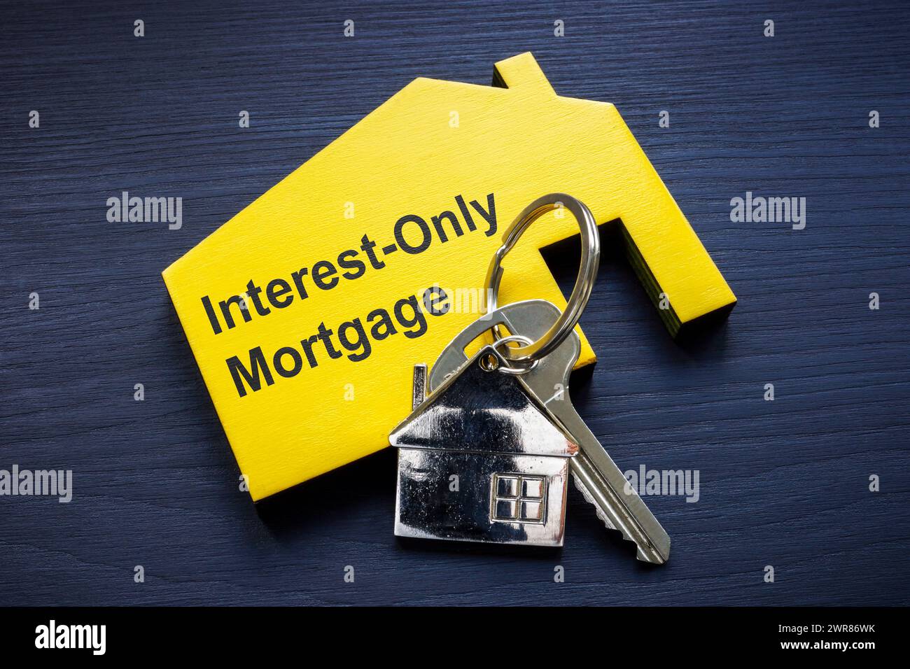 Signer intérêt seulement prêt hypothécaire et clé de maison. Banque D'Images
