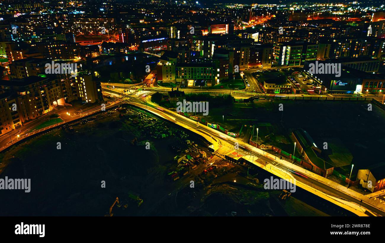 Paysage urbain nocturne avec des bâtiments et des rues illuminés, mettant en valeur l'architecture urbaine et la vie urbaine dynamique à Leeds, Royaume-Uni. Banque D'Images