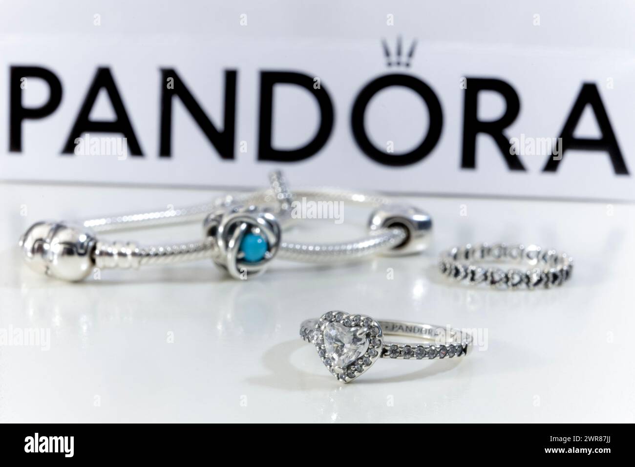 08/01/2024 bijoux Pandora, aujourd'hui. La marque de bijoux Pandora a enregistré une croissance organique de 12 % au quatrième trimestre, stimulée par une croissance comparable Banque D'Images