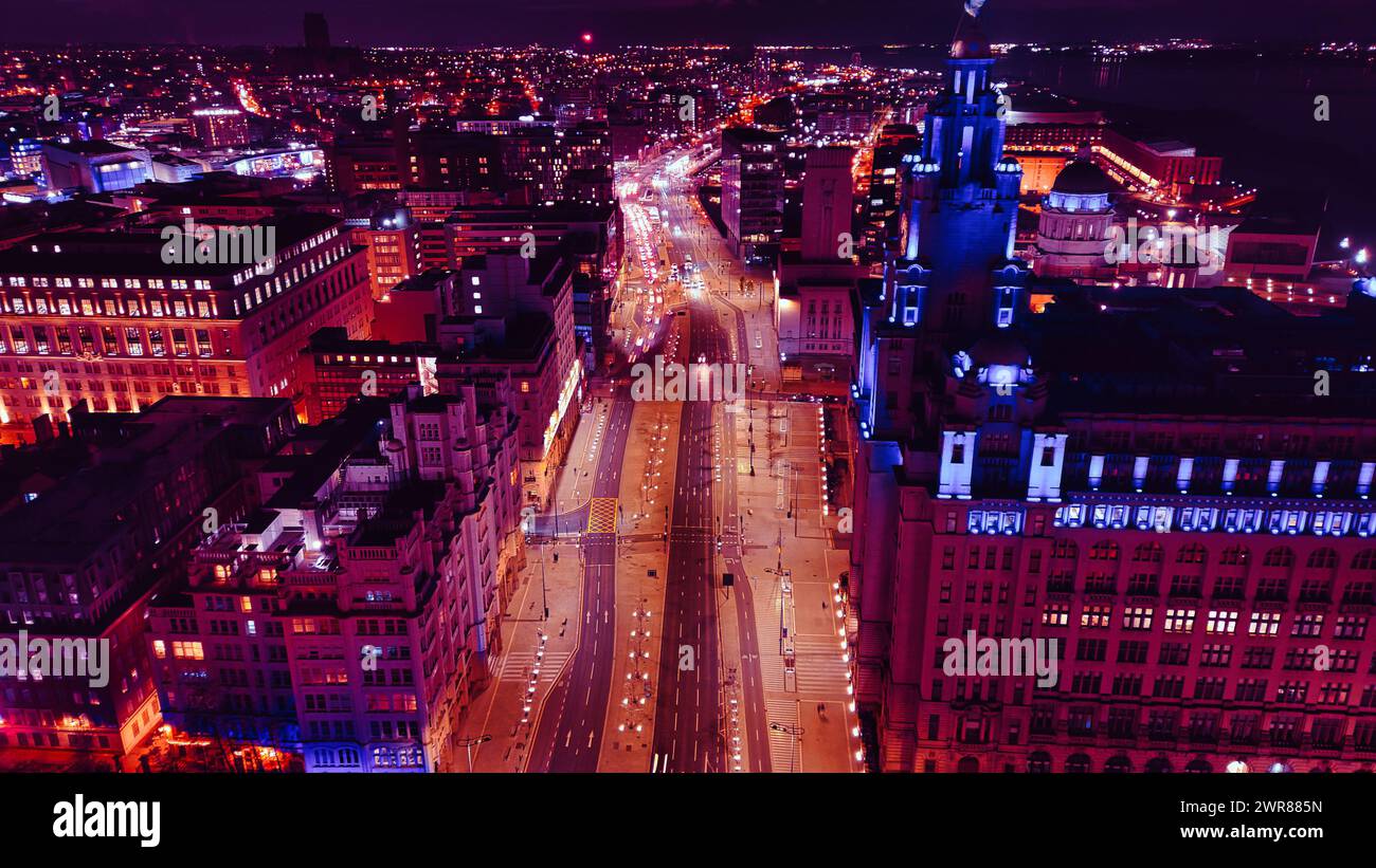 Vue aérienne nocturne d'un paysage urbain animé avec rues illuminées et architecture urbaine à Liverpool, Royaume-Uni. Banque D'Images