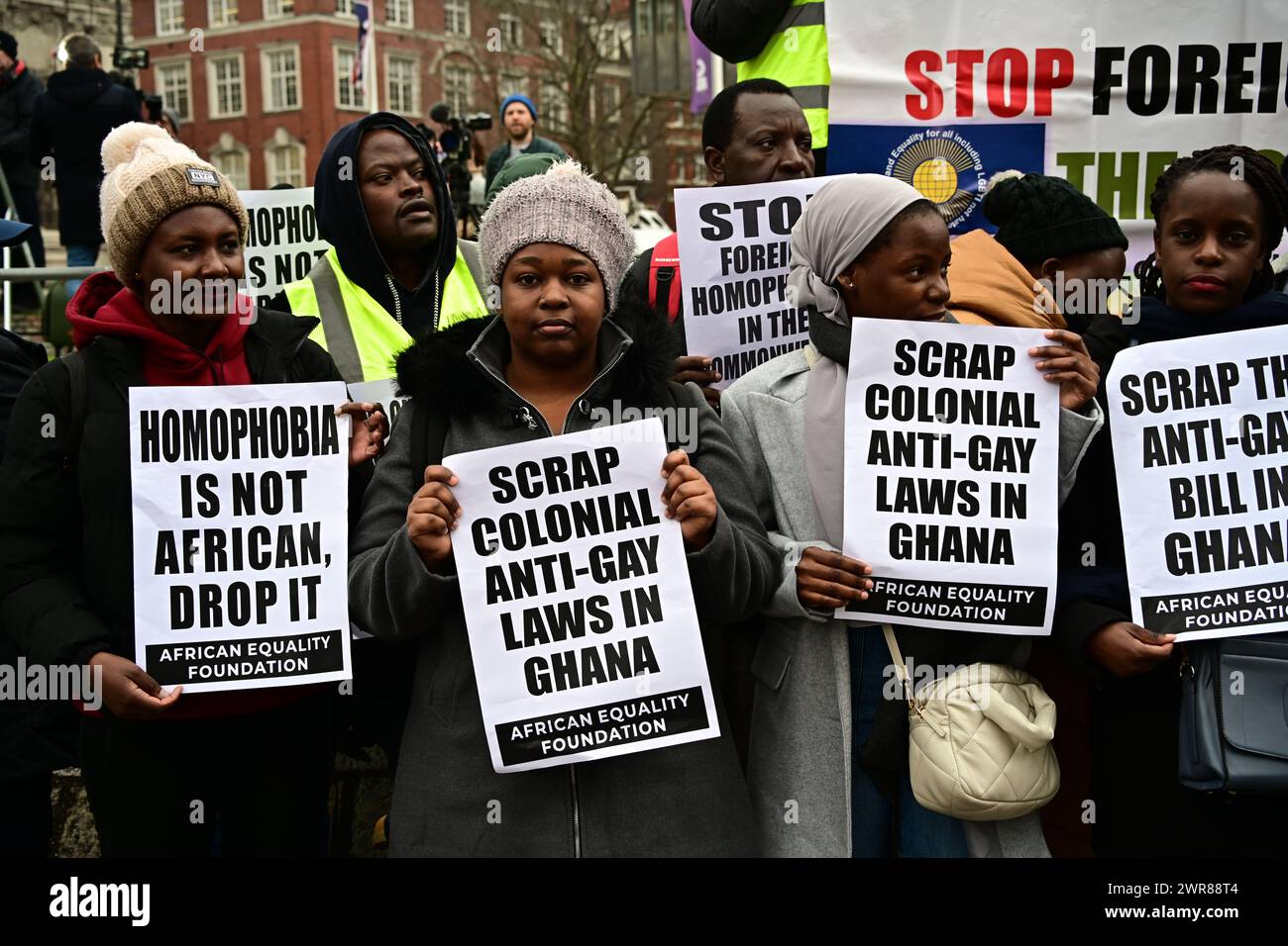 Abbaye de Westminster, LONDRES, ANGLETERRE, 11 MARS 2024. Peter Tatchell, LGBTQ africain et LGBTQ asiatique, a organisé une manifestation contre 30 Nations du Commonwealth qui sont anti-LGBTQ pendant les célébrations de la Journée du Commonwealth. La chose la plus étrange, c'est que le chef d'État de tout le Commonwealth déteste la colonie britannique et est fier de s'incliner et de s'agenouiller devant la colonie britannique chaque année pour célébrer la colonisation du Commonwealth, quand ils viennent à Londres. Soi-disant nation indépendante, ils aiment toujours être des chiens coloniaux britanniques plutôt que des pays indépendants à part entière. Il en va de même pour les gens partout dans le monde : la liberté de Banque D'Images