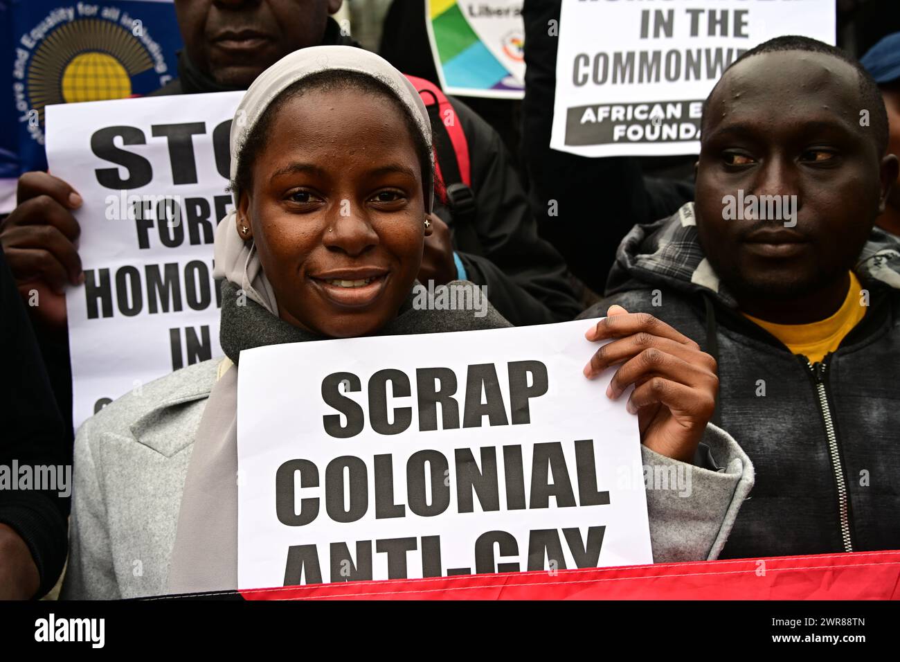 Abbaye de Westminster, LONDRES, ANGLETERRE, 11 MARS 2024. Peter Tatchell, LGBTQ africain et LGBTQ asiatique, a organisé une manifestation contre 30 Nations du Commonwealth qui sont anti-LGBTQ pendant les célébrations de la Journée du Commonwealth. La chose la plus étrange, c'est que le chef d'État de tout le Commonwealth déteste la colonie britannique et est fier de s'incliner et de s'agenouiller devant la colonie britannique chaque année pour célébrer la colonisation du Commonwealth, quand ils viennent à Londres. Soi-disant nation indépendante, ils aiment toujours être des chiens coloniaux britanniques plutôt que des pays indépendants à part entière. Il en va de même pour les gens partout dans le monde : la liberté de Banque D'Images