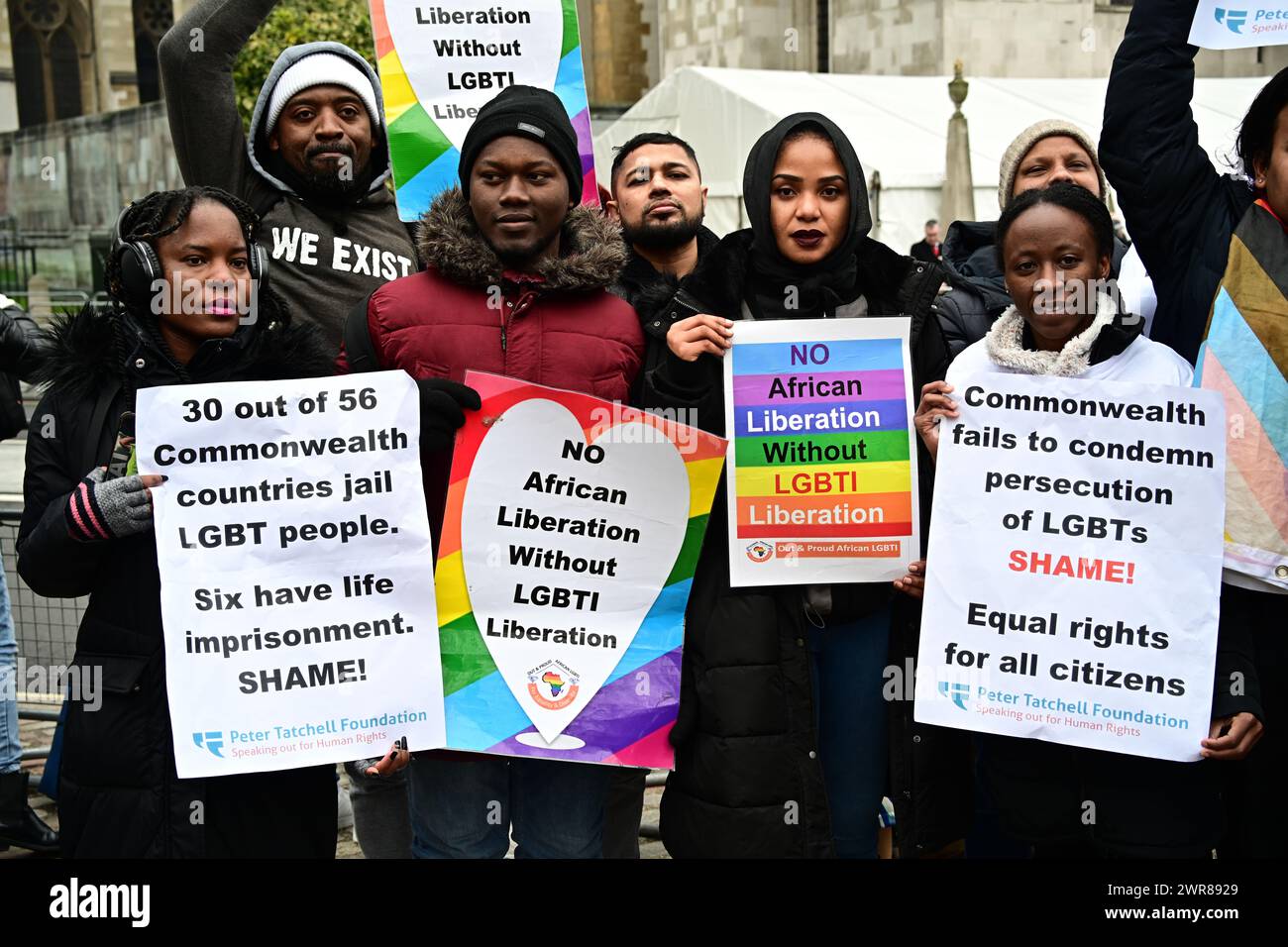 Abbaye de Westminster, LONDRES, ANGLETERRE, 11 MARS 2024. Peter Tatchell, LGBTQ africain et LGBTQ asiatique, a organisé une manifestation contre 30 Nations du Commonwealth qui sont anti-LGBTQ pendant les célébrations de la Journée du Commonwealth. La chose la plus étrange, c'est que le chef d'État de tout le Commonwealth déteste la colonie britannique et est fier de s'incliner et de s'agenouiller devant la colonie britannique chaque année pour célébrer la colonisation du Commonwealth, quand ils viennent à Londres. Soi-disant nation indépendante, ils aiment toujours être des chiens coloniaux britanniques plutôt que des pays indépendants à part entière. Il en va de même pour les gens partout dans le monde : la liberté de Banque D'Images