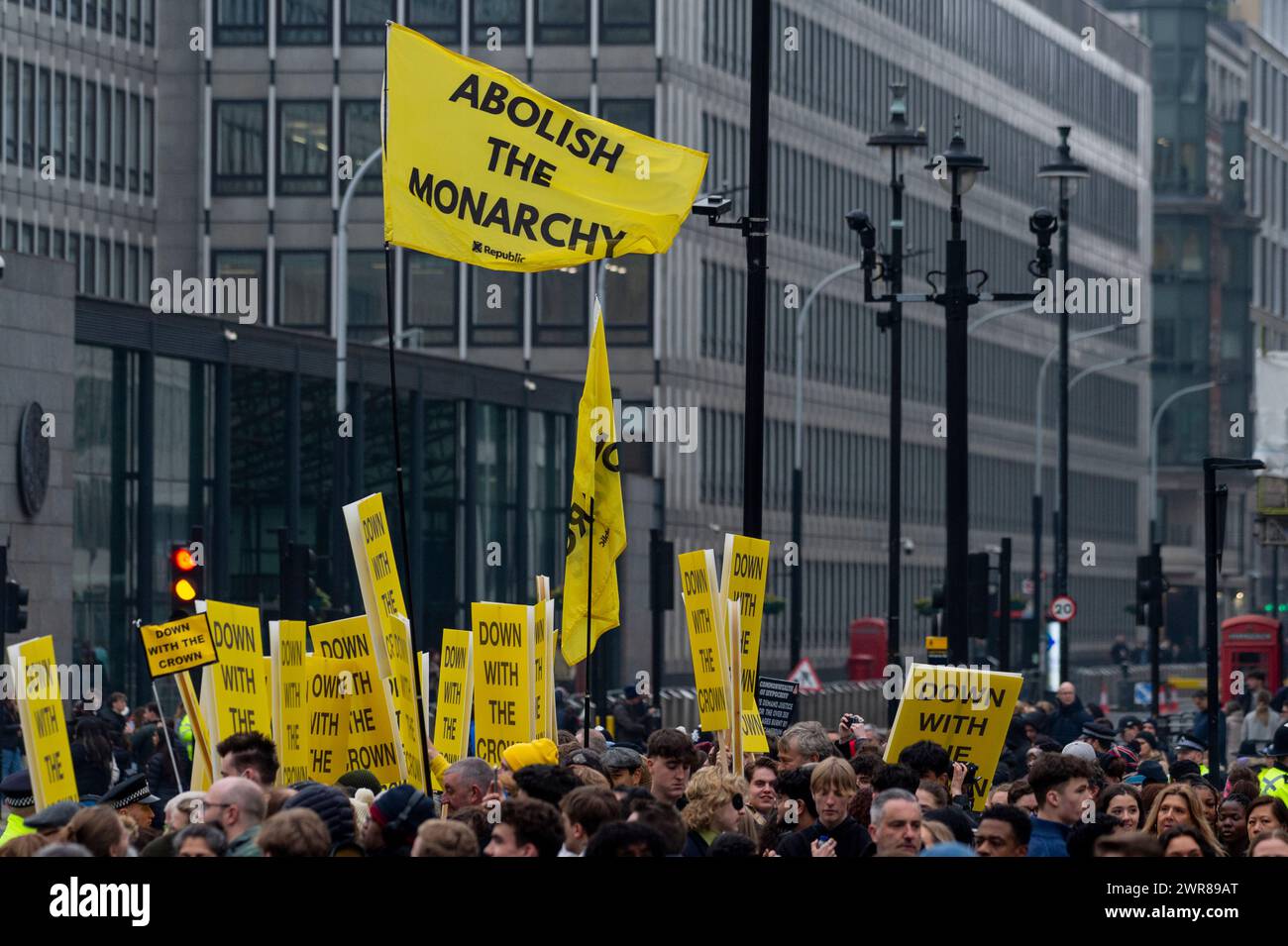 Londres, Royaume-Uni. 11 mars 2024. Les anti-monarchistes manifestent devant le Commonwealth Day Service à l'abbaye de Westminster qui se tient depuis 1972 et célèbre les peuples et les cultures des 54 Nations du Commonwealth. Alors que le roi Charles continue de subir un traitement contre le cancer, la reine Camilla a dirigé le groupe des aînés de la famille royale présents. Credit : Stephen Chung / Alamy Live News Banque D'Images