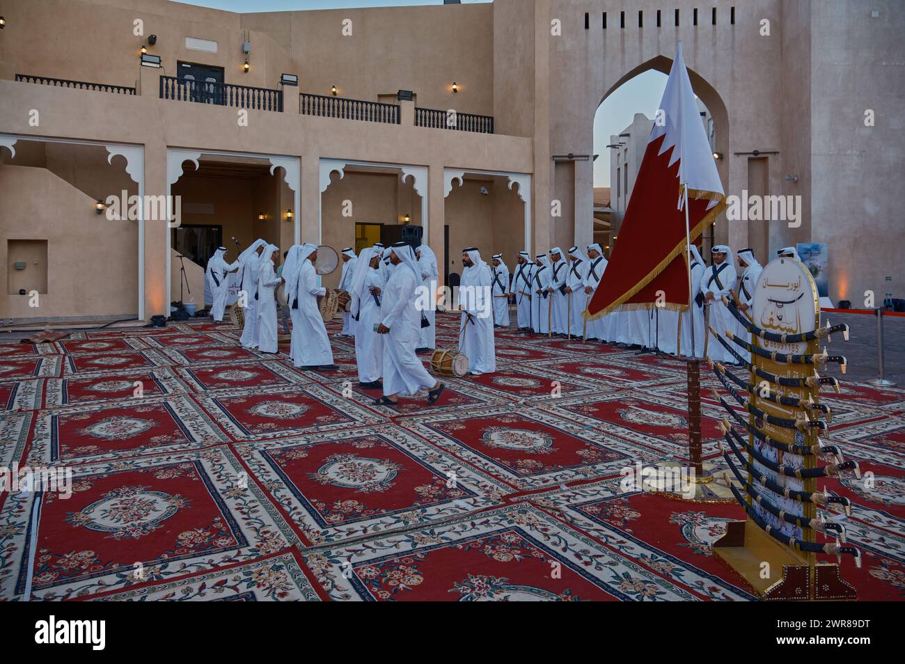 Qatar danse folklorique traditionnelle (danse Ardah) dans le village culturel Katara, Doha- Qatar lors de la Coupe d'Asie de l'AFC 2023 tenue au Qatar. Photo de l'après-midi. Banque D'Images