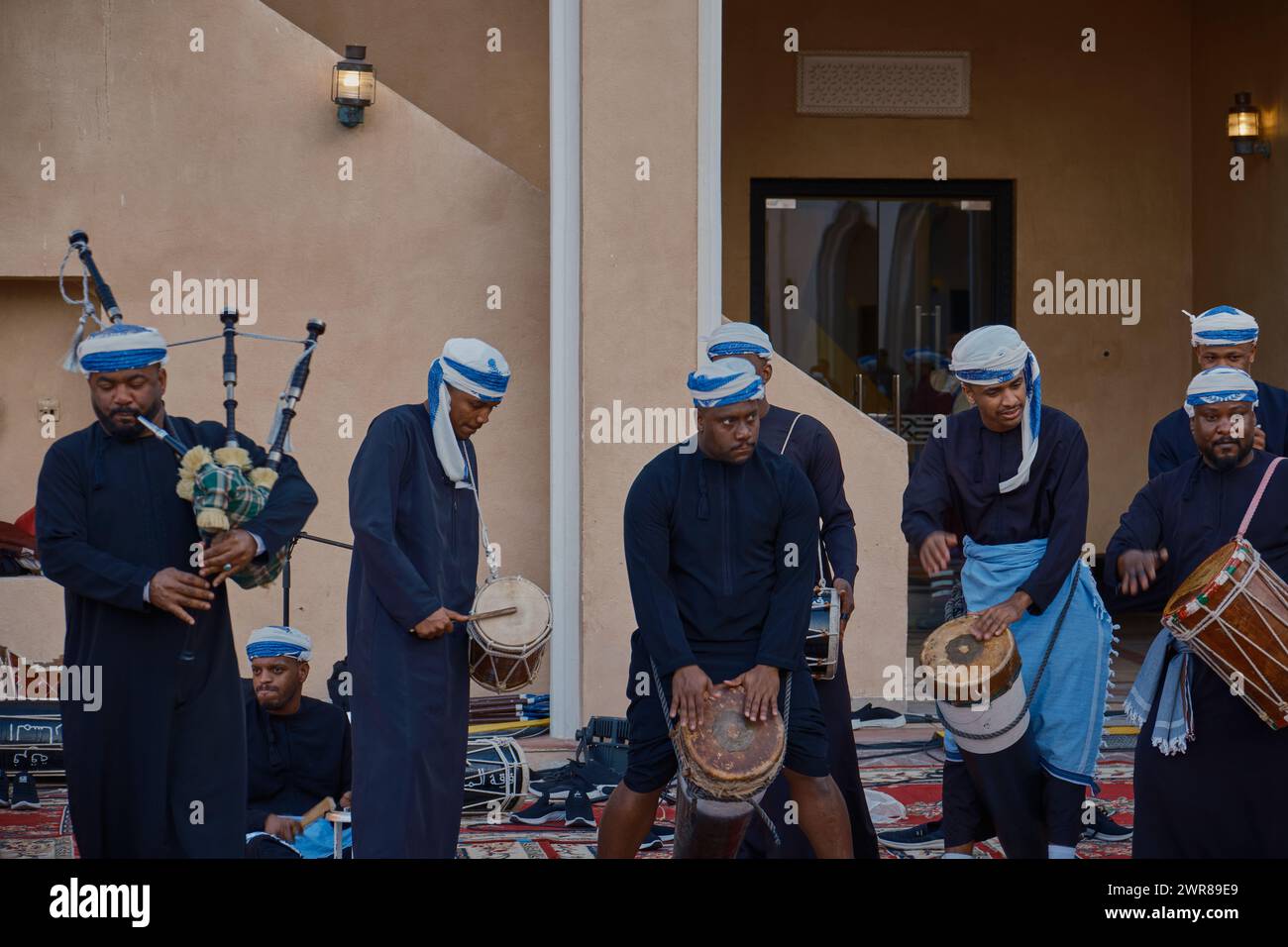 Spectacle de danse folklorique traditionnelle d'Oman (danse Ardah) dans le village culturel Katara, Doha, Qatar pendant l'après-midi coupe d'Asie de l'AFC 2023. Banque D'Images