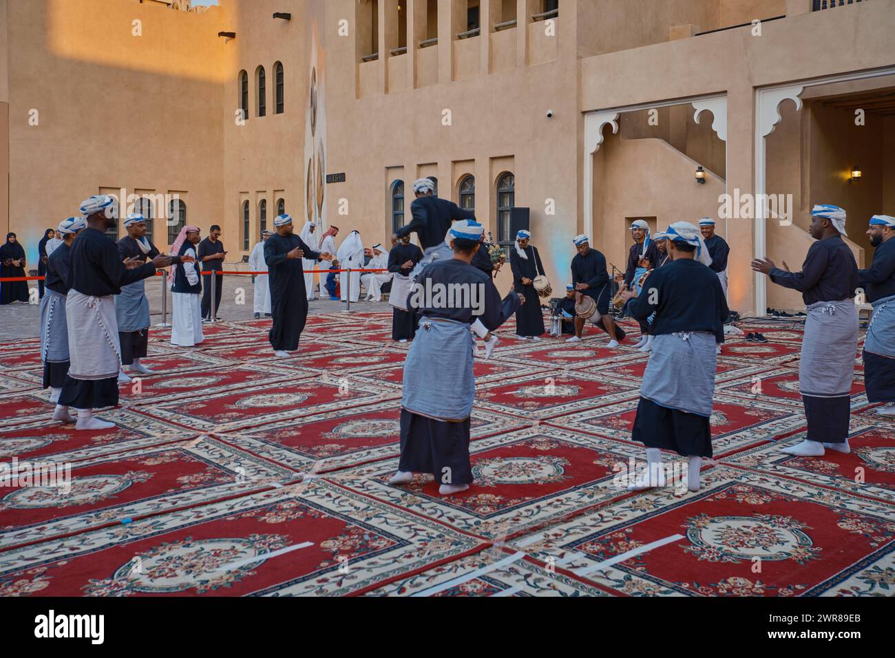 Spectacle de danse folklorique traditionnelle d'Oman (danse Ardah) dans le village culturel Katara, Doha, Qatar pendant l'après-midi coupe d'Asie de l'AFC 2023. Banque D'Images