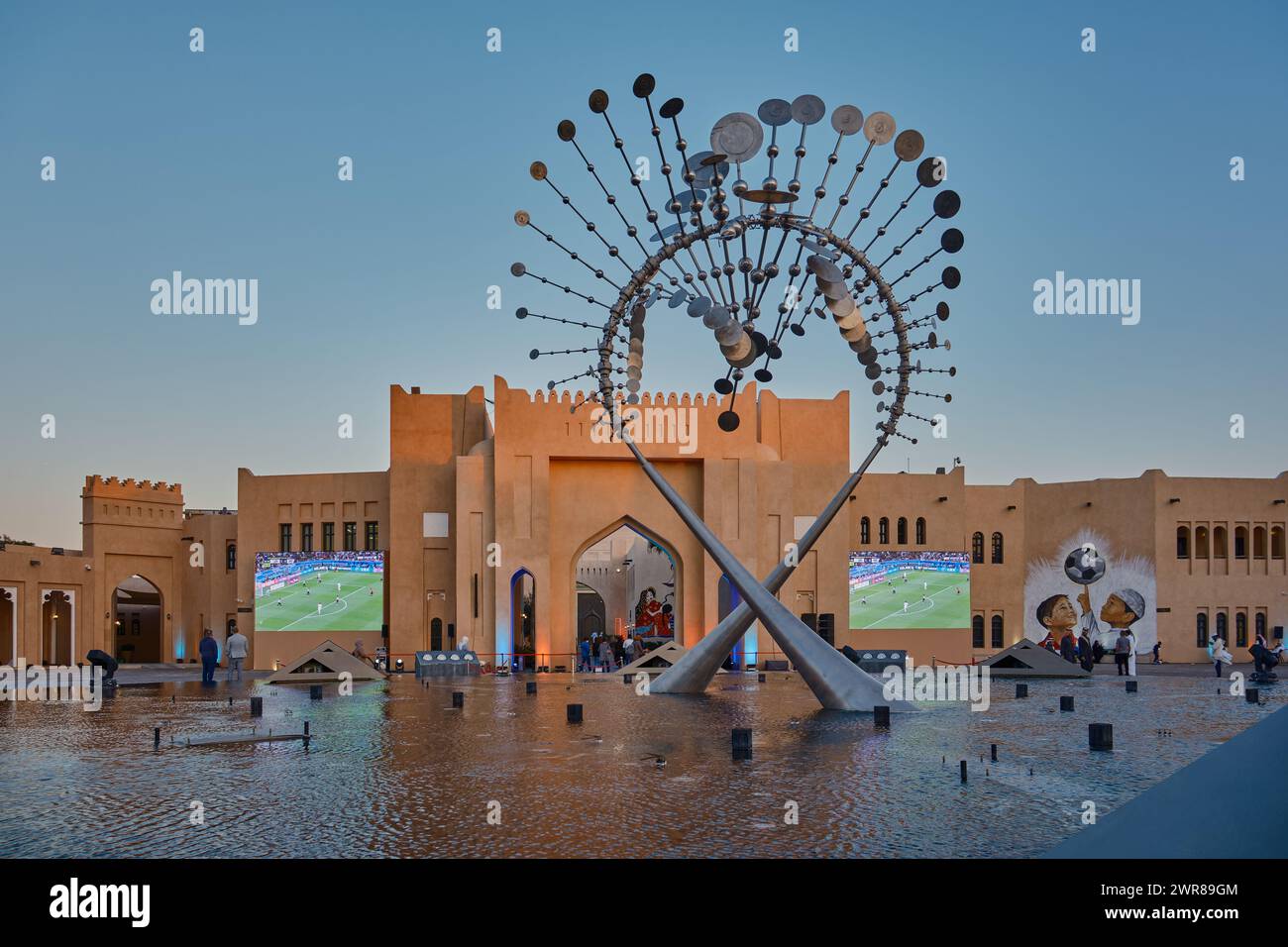 Katara village culturel à Doha, Qatar au cours de la coupe d'Asie de l'AFC 2023 après-midi shot montrant fontaine, grands écrans extérieurs avec des habitants et des visiteurs Banque D'Images