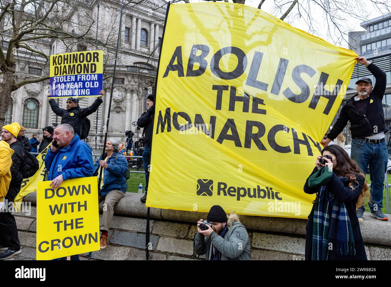 Londres, Royaume-Uni. 11 mars 2024. Les antimonarchistes de la République protestent en face de l'abbaye de Westminster où les membres de la famille royale assistaient à un service du jour du Commonwealth. Republic est un groupe de pression républicain britannique qui préconise le remplacement du monarque britannique par un chef d'État apolitique élu. Crédit : Mark Kerrison/Alamy Live News Banque D'Images