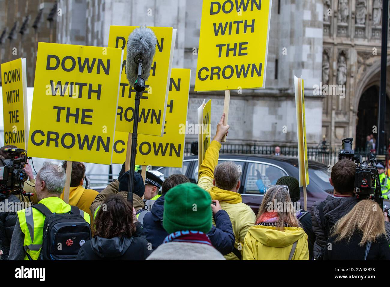 Londres, Royaume-Uni. 11 mars 2024. Les anti-monarchistes de la République protestent face à l'abbaye de Westminster alors que la reine Camilla arrive pour un service du jour du Commonwealth. Republic est un groupe de pression républicain britannique qui préconise le remplacement du monarque britannique par un chef d'État apolitique élu. Crédit : Mark Kerrison/Alamy Live News Banque D'Images