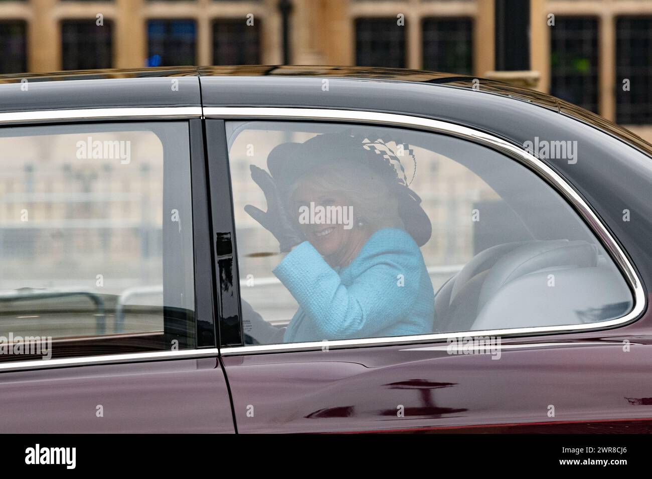 Londres, Royaume-Uni. 11 mars 2024. La reine Camilla fait des vagues aux membres du groupe de campagne anti-monarchique Republic qui protestent devant l'abbaye de Westminster alors qu'elle arrive en voiture pour assister au Commonwealth Day Service. Crédit : Ron Fassbender/Alamy Live News Banque D'Images