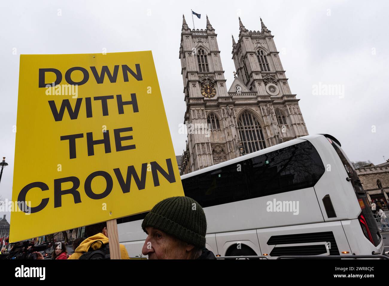 Londres, Royaume-Uni. 11 mars 2024. Membre du groupe de campagne anti-monarchique Republic proteste devant l'abbaye de Westminster alors que des politiciens et des membres de la famille royale assistent au Commonwealth Day Service. Crédit : Ron Fassbender/Alamy Live News Banque D'Images
