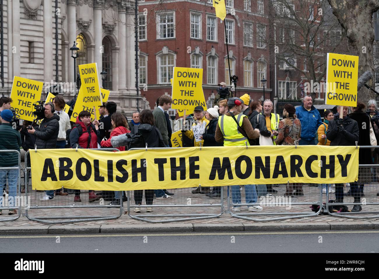 Londres, Royaume-Uni. 11 mars 2024. Membre du groupe de campagne anti-monarchique Republic proteste devant l'abbaye de Westminster alors que des politiciens et des membres de la famille royale assistent au Commonwealth Day Service. Crédit : Ron Fassbender/Alamy Live News Banque D'Images