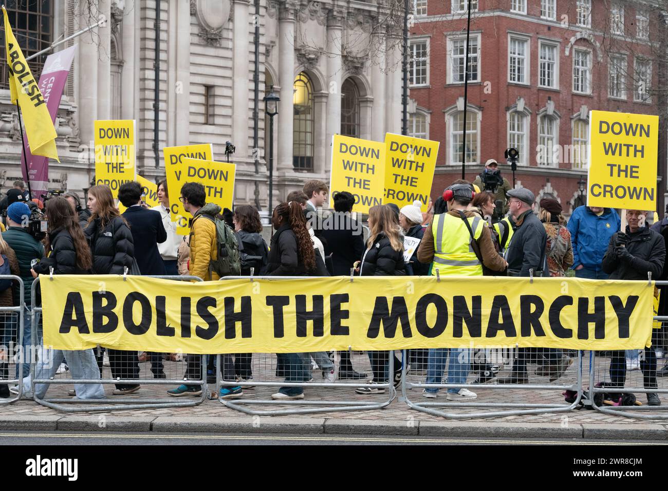Londres, Royaume-Uni. 11 mars 2024. Membre du groupe de campagne anti-monarchique Republic proteste devant l'abbaye de Westminster alors que des politiciens et des membres de la famille royale assistent au Commonwealth Day Service. Crédit : Ron Fassbender/Alamy Live News Banque D'Images