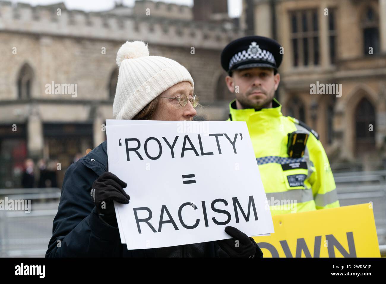 Londres, Royaume-Uni. 11 mars 2024. Une femme tient une pancarte déclarant « royauté = racisme » alors que les membres du groupe de campagne anti-monarchie Republic protestent devant l'abbaye de Westminster alors que les politiciens et les membres de la famille royale assistent au Commonwealth Day Service. Crédit : Ron Fassbender/Alamy Live News Banque D'Images