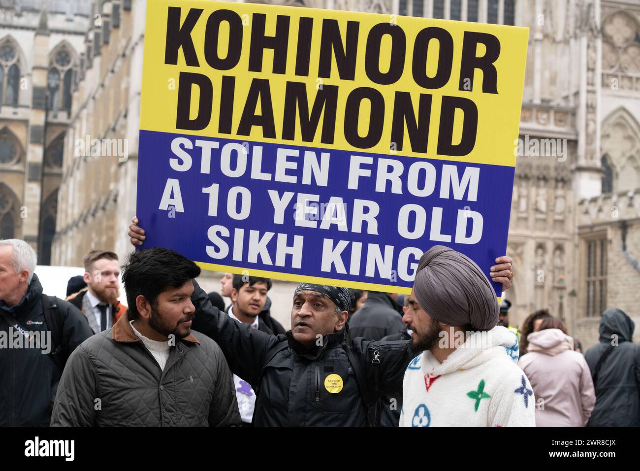 Londres, Royaume-Uni. 11 mars 2024. Un homme tient une banderole proclamant que le diamant Kohinoor a été "volé" rejoint les membres du groupe de campagne anti-monarchique Republic protester devant l'abbaye de Westminster alors que des politiciens et des membres de la famille royale assistent au Commonwealth Day Service. Crédit : Ron Fassbender/Alamy Live News Banque D'Images