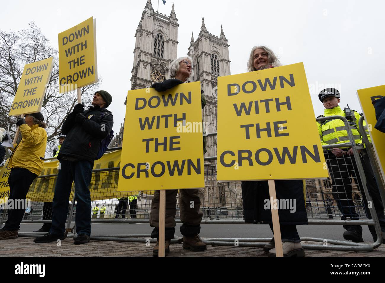 Londres, Royaume-Uni. 11 mars 2024. Membre du groupe de campagne anti-monarchique Republic proteste devant l'abbaye de Westminster alors que des politiciens et des membres de la famille royale assistent au Commonwealth Day Service. Crédit : Ron Fassbender/Alamy Live News Banque D'Images