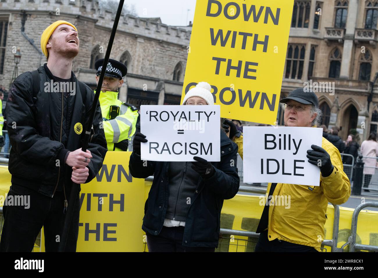 Londres, Royaume-Uni. 11 mars 2024. Membre du groupe de campagne anti-monarchique Republic proteste devant l'abbaye de Westminster alors que des politiciens et des membres de la famille royale assistent au Commonwealth Day Service. Crédit : Ron Fassbender/Alamy Live News Banque D'Images