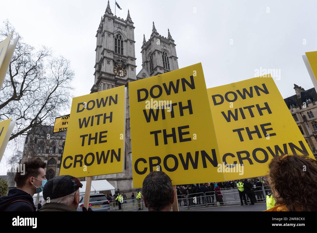 Londres, Royaume-Uni. 11 mars 2024. Membre du groupe de campagne anti-monarchique Republic proteste devant l'abbaye de Westminster alors que des politiciens et des membres de la famille royale assistent au Commonwealth Day Service. Crédit : Ron Fassbender/Alamy Live News Banque D'Images