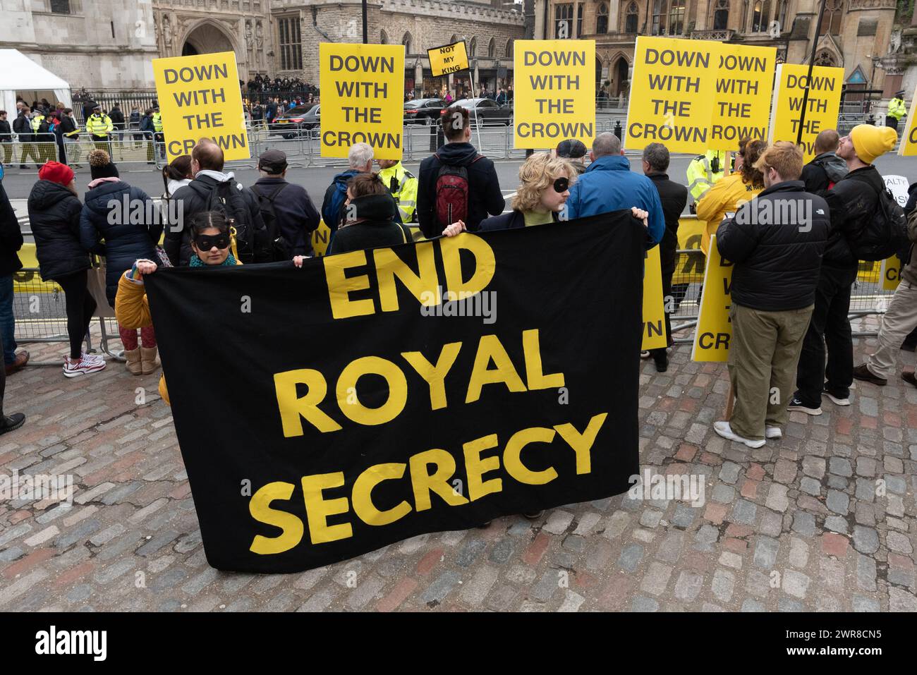 Londres, Royaume-Uni. 11 mars 2024. Membre du groupe de campagne anti-monarchique Republic proteste devant l'abbaye de Westminster alors que des politiciens et des membres de la famille royale assistent au Commonwealth Day Service. Crédit : Ron Fassbender/Alamy Live News Banque D'Images