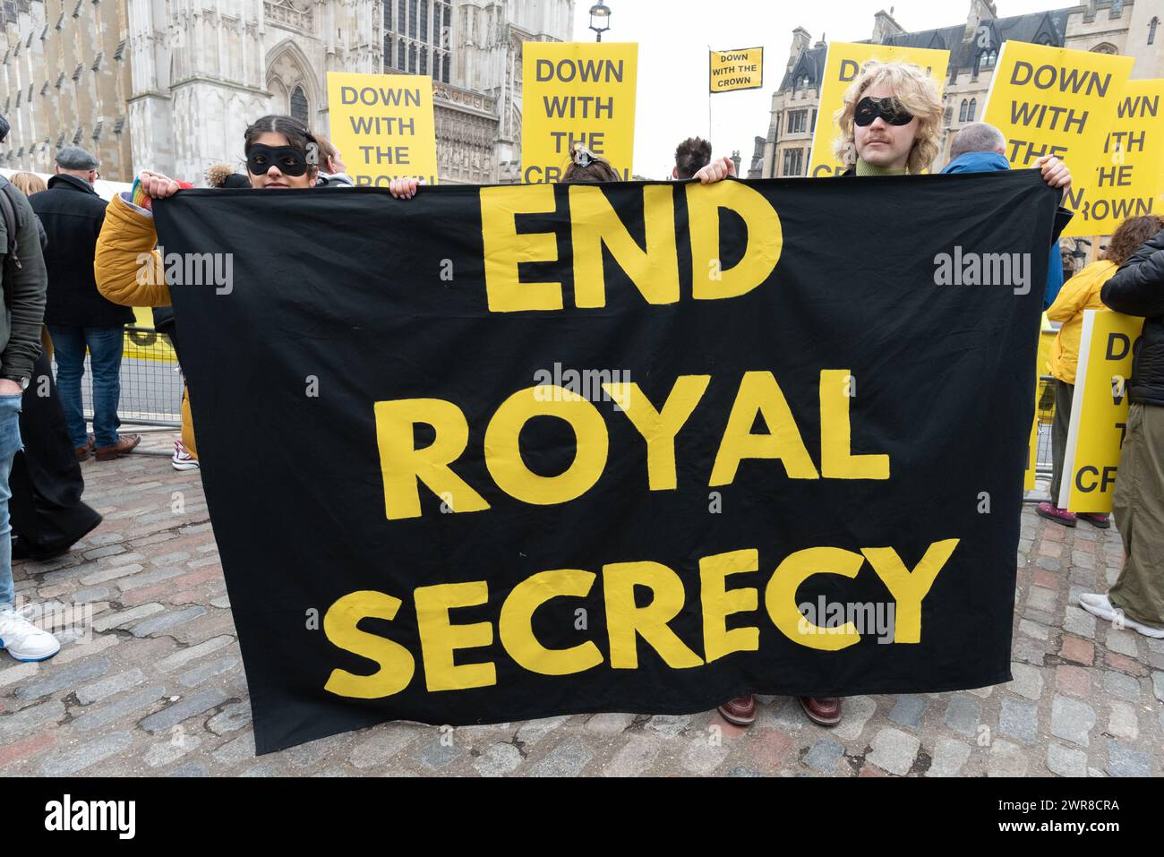 Londres, Royaume-Uni. 11 mars 2024. Les manifestants portent une banderole déclarant « mettre fin au secret royal » alors que les membres du groupe de campagne anti-monarchique Republic manifestent devant l'abbaye de Westminster alors que les politiciens et les membres de la famille royale assistent au Commonwealth Day Service. Crédit : Ron Fassbender/Alamy Live News Banque D'Images