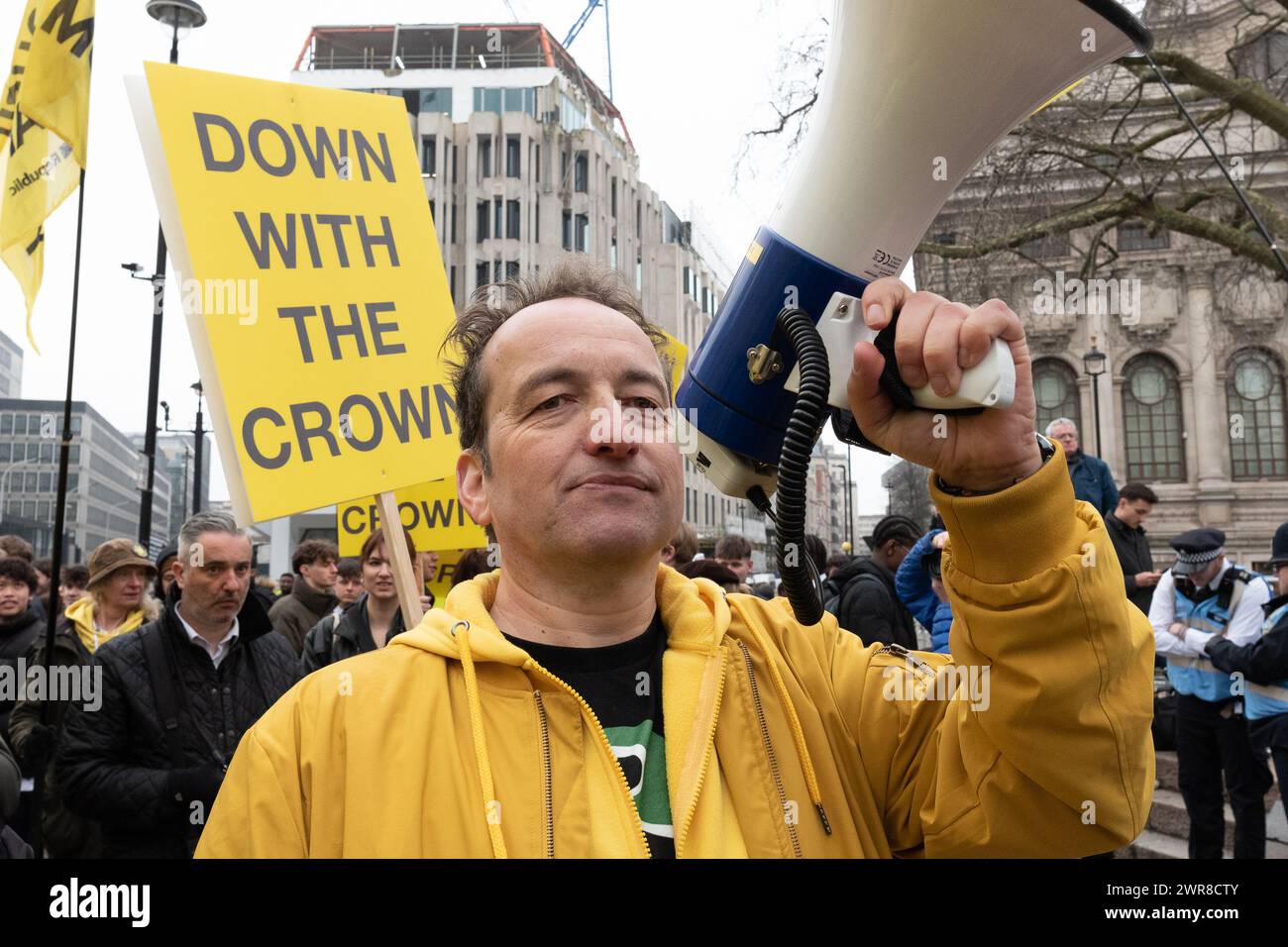 Londres, Royaume-Uni. 11 mars 2024. Graham Smith, PDG de Republic, avec des partisans du groupe anti-monarchie protestant devant l'abbaye de Westminster alors que des politiciens et des membres de la famille royale assistent au Commonwealth Day Service. Crédit : Ron Fassbender/Alamy Live News Banque D'Images