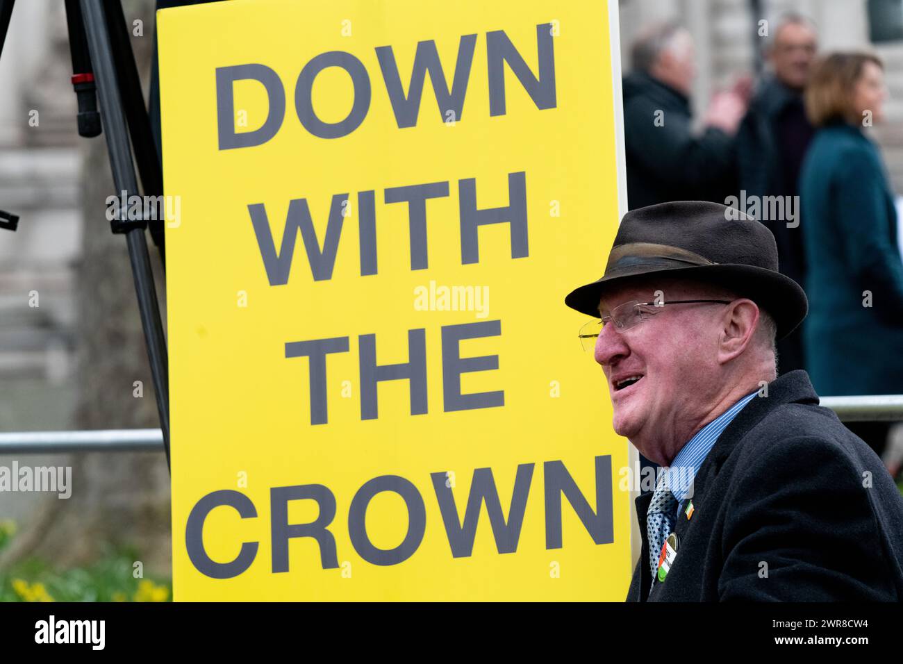 Londres, Royaume-Uni. 11 mars 2024. Les membres du groupe de campagne anti-monarchique Republic protestent devant l'abbaye de Westminster alors que des politiciens et des membres de la famille royale assistent au Commonwealth Day Service. Crédit : Ron Fassbender/Alamy Live News Banque D'Images